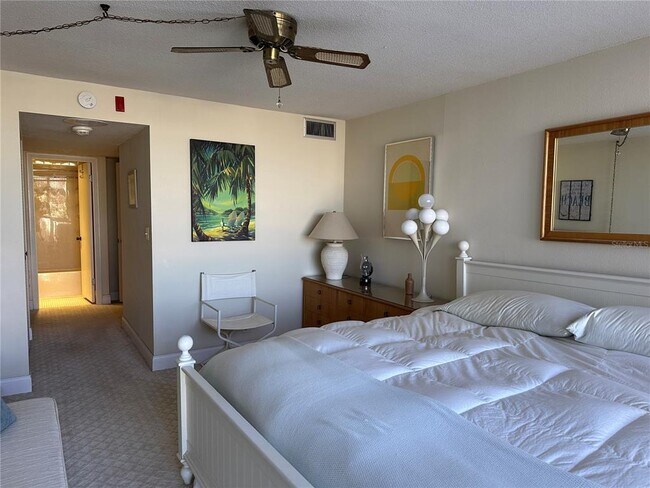 Building Photo - 1 Key Capri