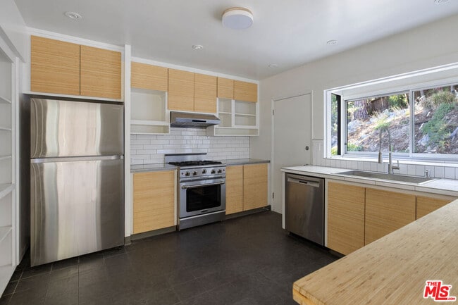 Building Photo - 2333 Hidalgo Ave