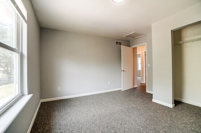 Building Photo - 3704 Willow Run Dr