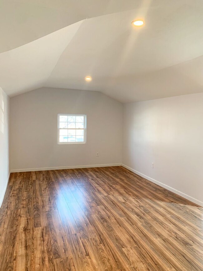 Building Photo - Beautifully Renovated and Move in Ready!
