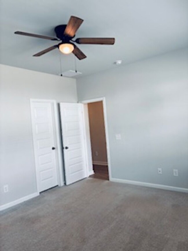 Building Photo - New 3 Bed/ 2.5 Bath Townhome Off Central A...