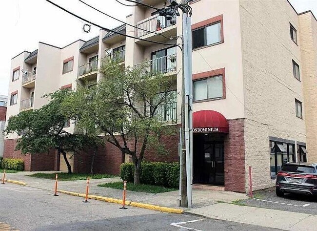 Building Photo - 318 38th St