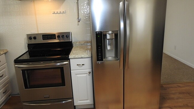 Building Photo - 4 bed 2 bath for Rent in Roeland Park, KS