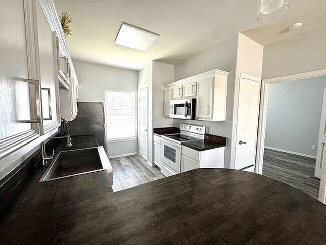 Building Photo - 4 bed 4 bath duplex - $550 per bed
