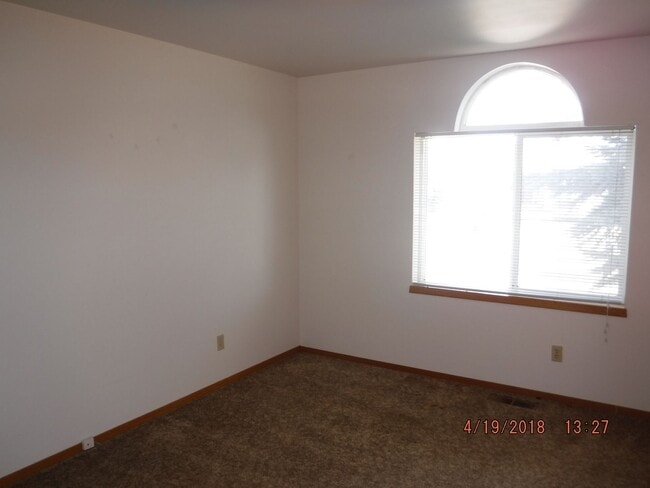 Building Photo - 3 Bedroom Home- Close to Parks and Schools!!- Dog Negotiable!!