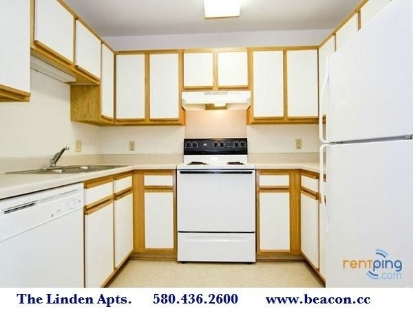 Building Photo - 1315 N Oak Ave