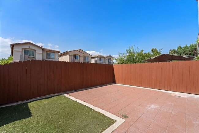 Building Photo - Fully Renovated 4 Bed 2.5 Bath Stunner In ...