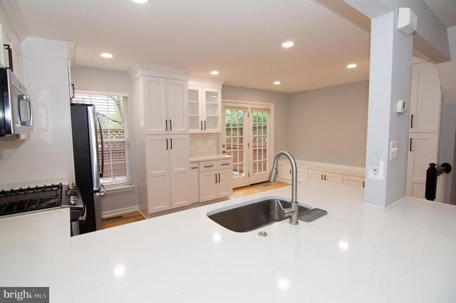 Building Photo - 110 Ingle Pl