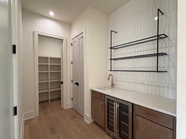 Building Photo - "Spacious and Elegant 4-Bedroom Home on Dover Avenue with 3.5 Baths and Nearly 3000 Sq Ft of Livi...