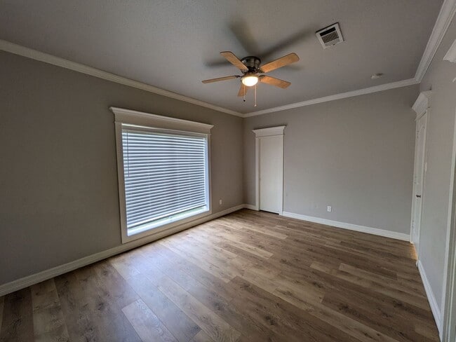 Building Photo - 5845 Woodway Dr