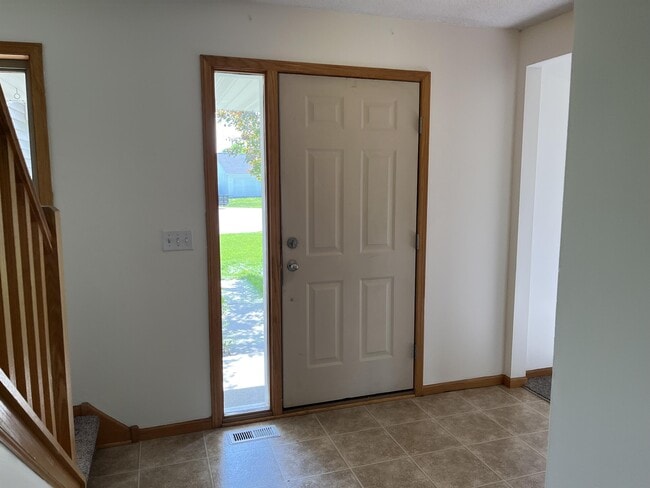 Building Photo - 9141 Leaf Cir