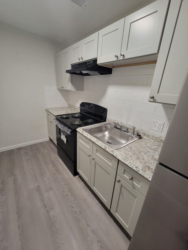 Interior Photo - 80 Hiawatha