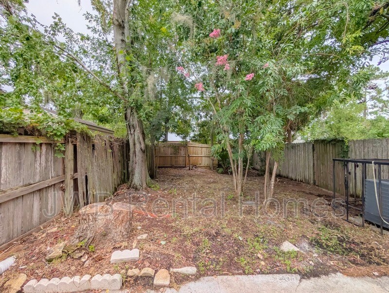 Building Photo - 2630B Gifford Ave