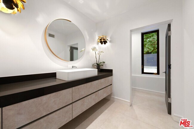 Building Photo - 2030 Talmadge St