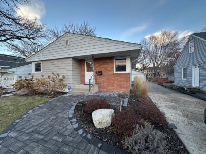 Building Photo - "Charming 4-Bed Retreat in Edina: Spacious 2142 Sq Ft with Hardwood Elegance & Cozy Fireplaces!"