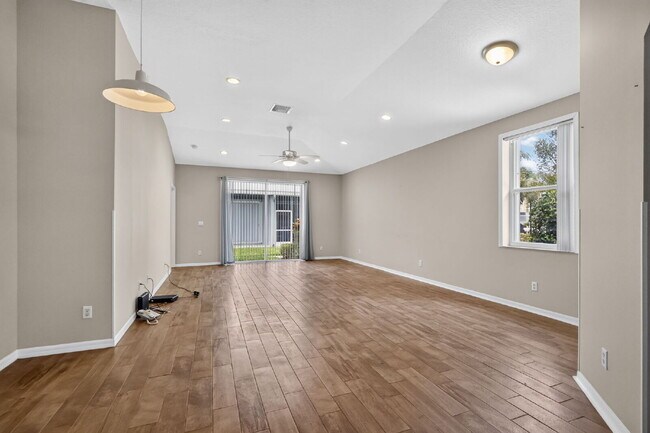 Building Photo - "Charming 2 Bed plus Den, 2-Bath Townhouse with 1500 Sq Ft of Comfort in Greenacres!"