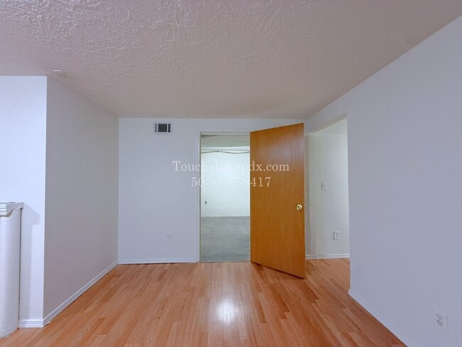 Building Photo - 980 NW Wallula Ave