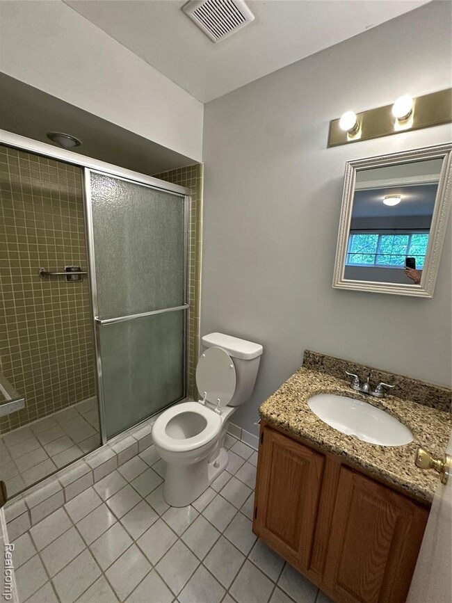 Building Photo - 628 E Fox Hills Dr