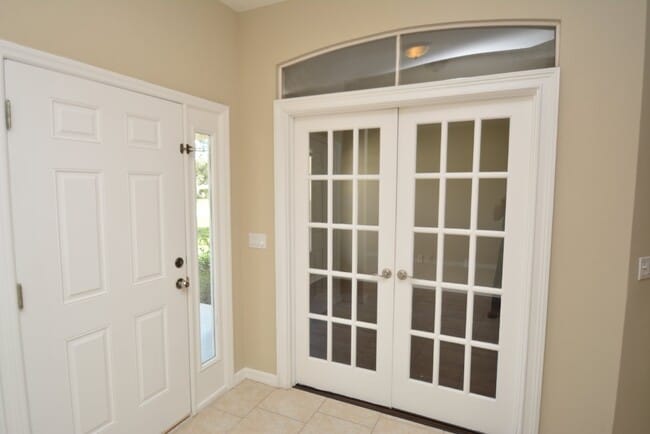 Building Photo - Pool Home with 4 bed, 2 bath located in Se...