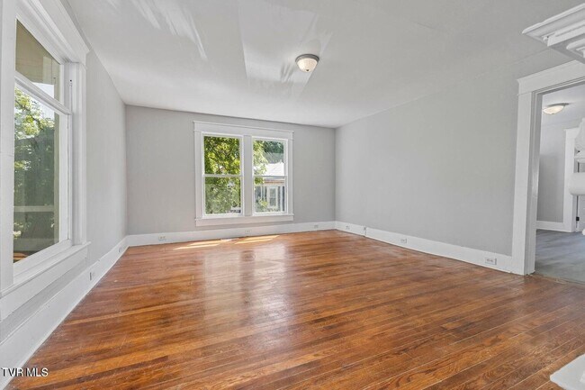 Building Photo - 417 W Main St