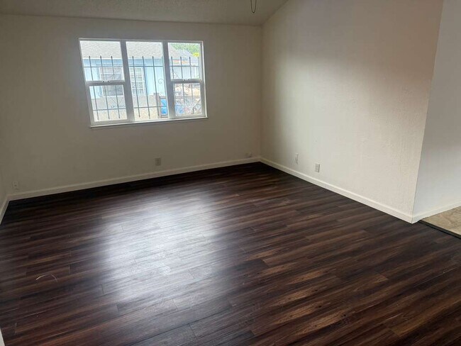 Building Photo - 560 3rd St