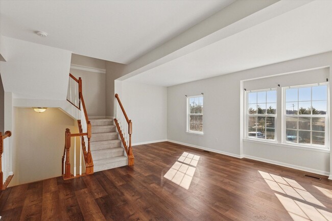 Building Photo - Newly Renovated 3 Bed 2.5 Bath Townhome in...