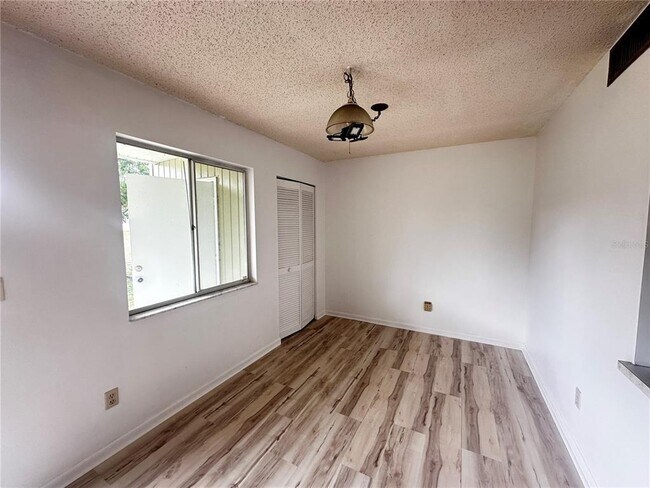 Building Photo - 593 Fairways Cir