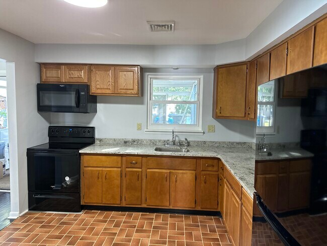 Building Photo - 8 Bella Coola Trl