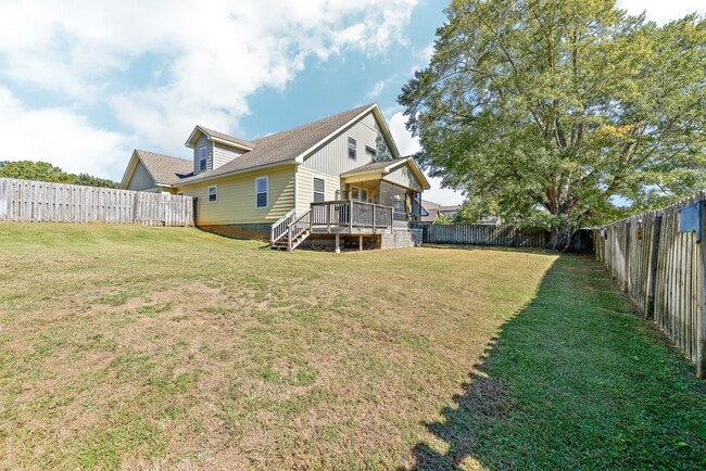 Building Photo - 304 Squirrel Hollow