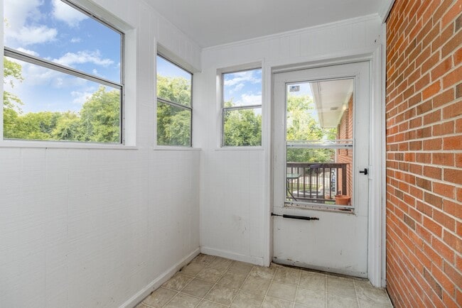 Building Photo - 205 Sunset Dr