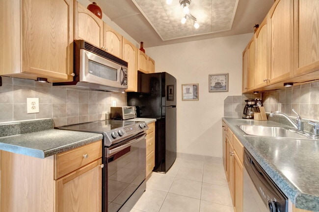 Building Photo - 4050 Cornwall C