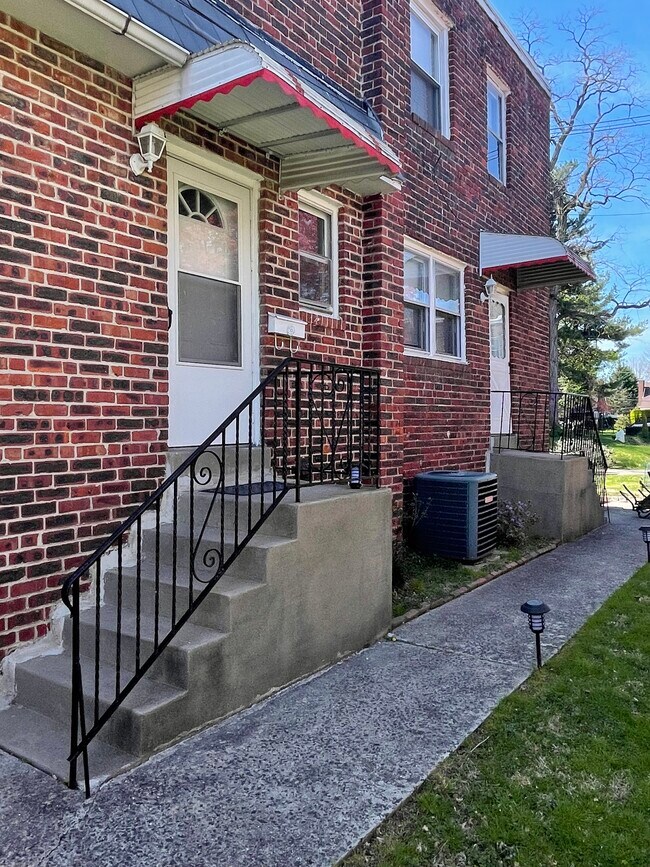 Building Photo - 639 Barnes St