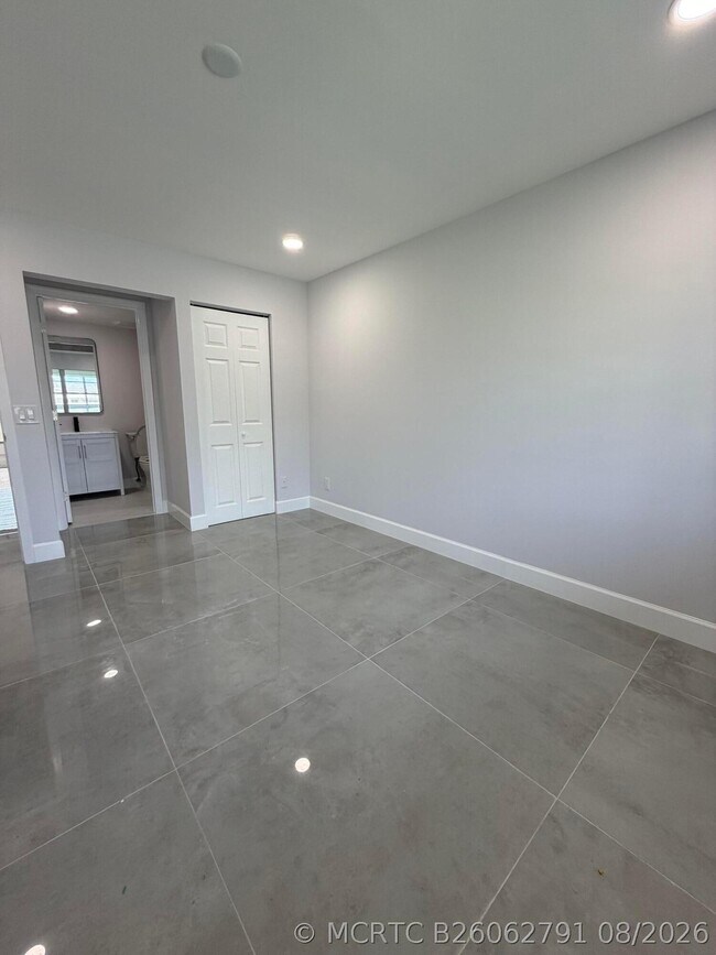 Building Photo - 353 Mansfield Dr