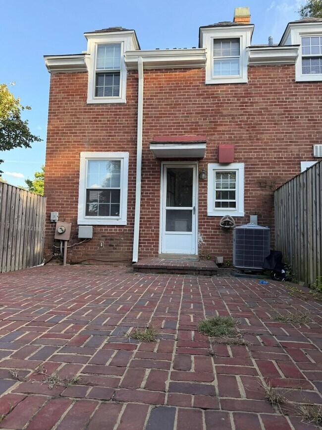 Building Photo - Beautiful 2 Bed 2 Bath Clarendon End-Unit ...