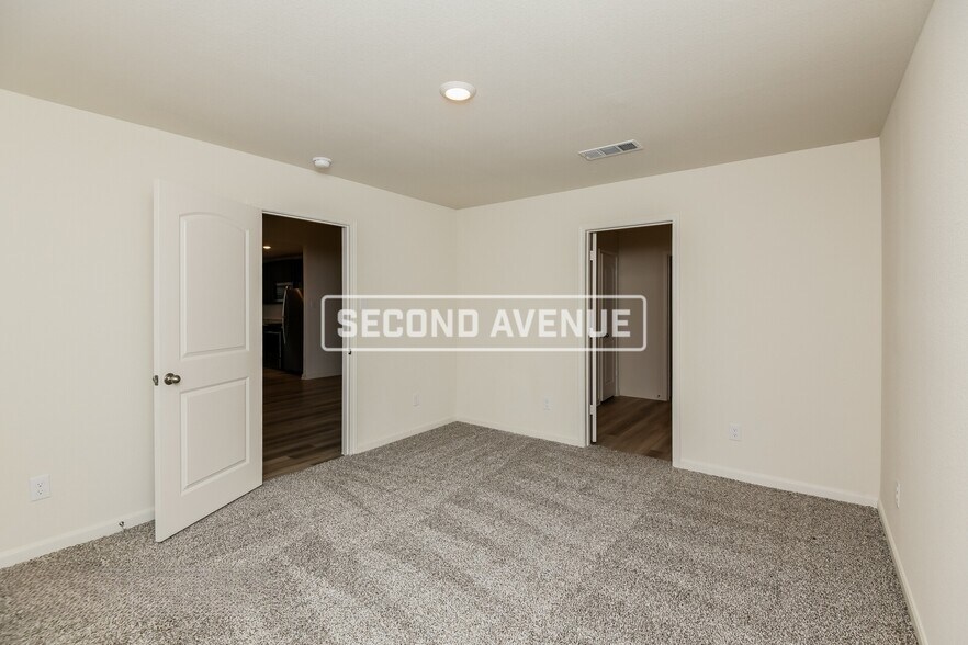 Building Photo - 1325 Woodwinds Dr