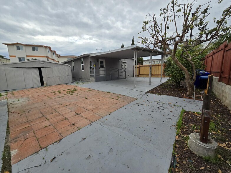 Building Photo - 2222 W Dunlop St