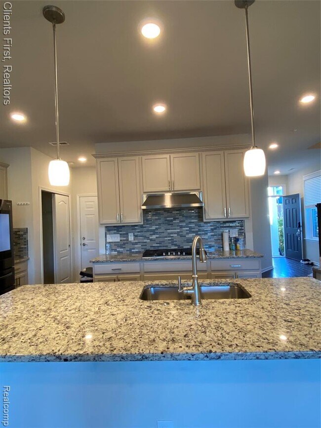 Building Photo - 22490 Woodbridge Ln