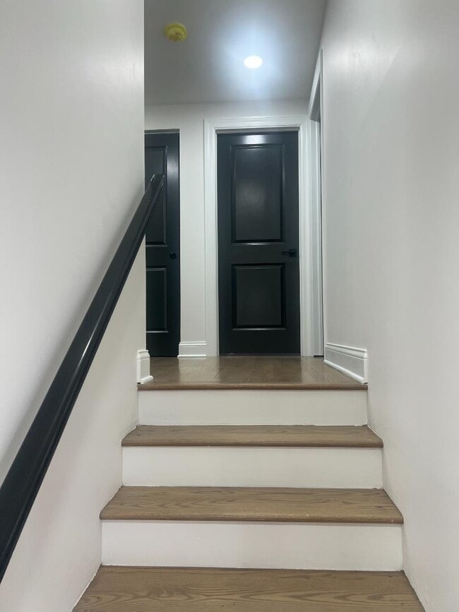 Building Photo - 8611 Lakewood Ave