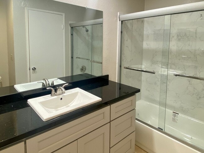 Building Photo - Spacious and Updated 2 Bedroom, 2 Bathroom...