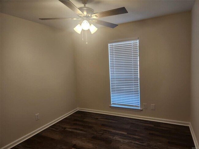 Building Photo - 122 Debra Dr