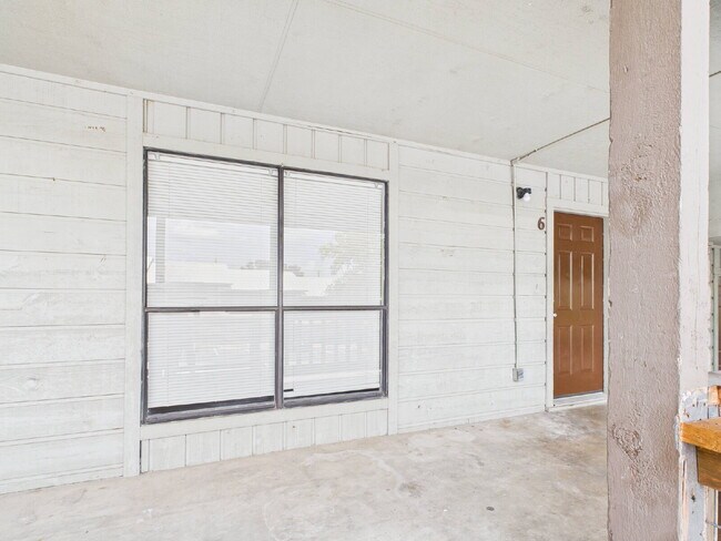 Building Photo - 2/1 Upstairs Unit Ready Now
