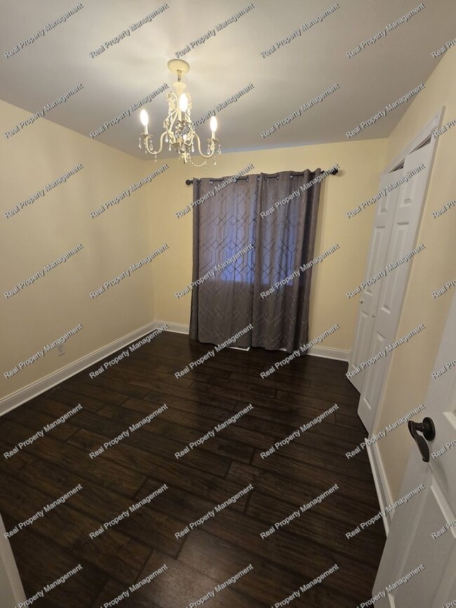 Building Photo - Three Bedroom Bi-Level