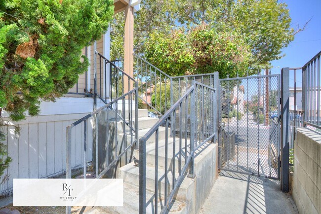 Building Photo - Beautiful Front Unit in Gated Community – ...