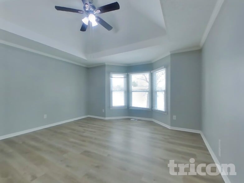 Building Photo - 302 E 123rd Terrace