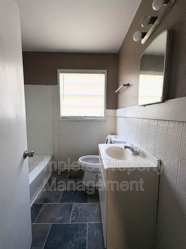 Building Photo - 1252 18th Pl SW