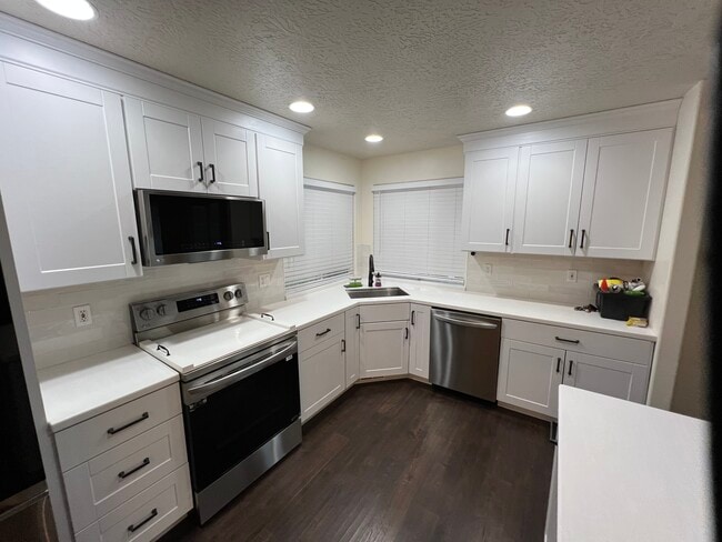 Building Photo - 173 E Moskee St