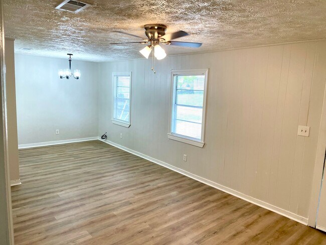 Building Photo - 3/2 For Rent in Brandon 042!