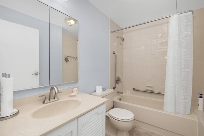 Building Photo - 1733 Harmon Cove Tower