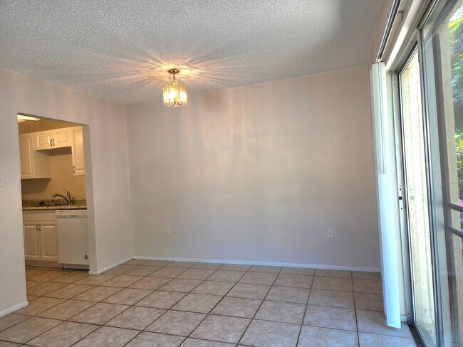 Building Photo - NEW PRICE / N Tamiami Trail / Townhouse