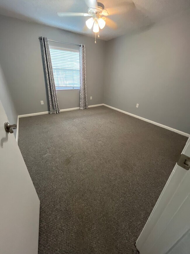 Building Photo - Kings Colony 2 / 2 bath with Florida room!
